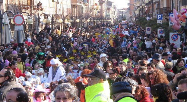 Folla al Carnevale di Porto Sant'Elpidio
