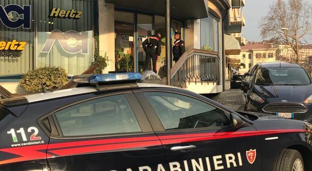 Pattuglia dei carabinieri all'ufficio Aci di Feltre dove un camionista 50enne ha tentato di rubare. Arrestato dai militari è già fuori