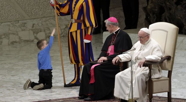 Bimbo sale sul palco durante l'udienza, il Papa: «E' argentino, indisciplinato». Ma poi si scopre il suo dramma