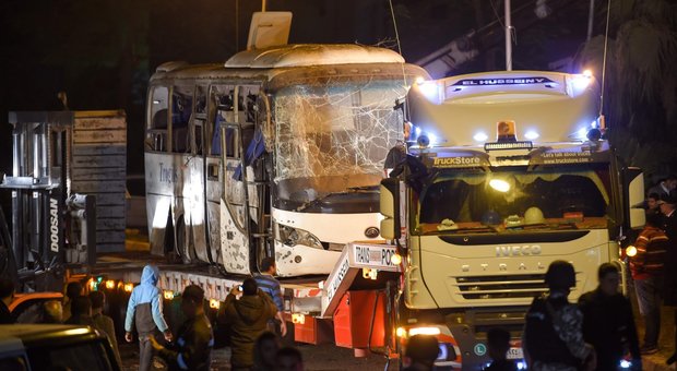 Cairo, esplode un bus di turisti alle piramidi: due morti e diversi feriti