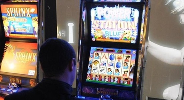 Blitz della Finanza sul gioco illegale, 8 denunce e sigilli a 20 slot machine