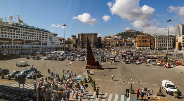 Porto di Napoli, il ministro De Micheli: «Faremo un collegamento ferroviario»