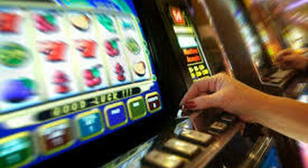Pesaro, spilla 3mila all'anziana per giocarle allo slot machine: badante patteggia un anno e due mesi