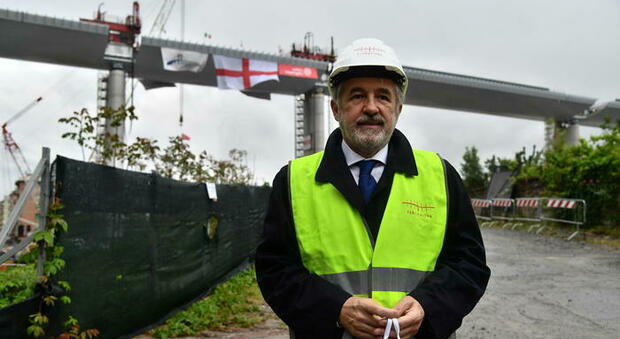 Il sindaco di Genova, Marco Bucci sotto al nuovo ponte di Genova