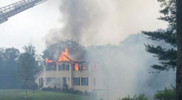 Usa, aereo si schianta su una casa in Massachusetts: tre morti, passeggeri e pilota