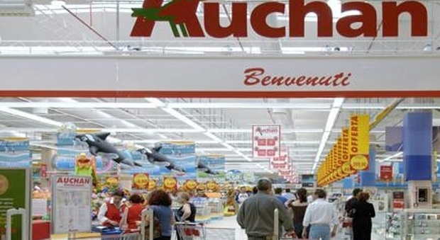 Giugliano, «Pasqua della solidarietà»: all'Auchan la raccolta alimentare dell'associazione N'Azione Napoletana