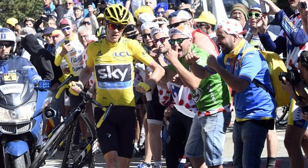 Massacro a Nizza, Tour de France: si corre con il lutto al braccio. Il francese Pinot abbandona la corsa