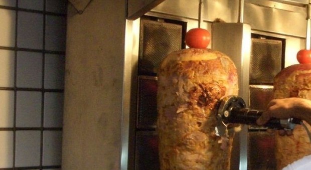 Kebab condito con parassiti: denunciato un ristorante a Prima Porta
