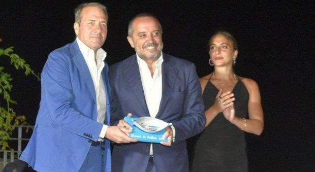 Franco Di Mare premiato da Gianni Donzelli