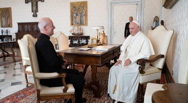 Papa Francesco riceve il gesuita americano di riferimento del popolo Lgbt e scoppia la polemica