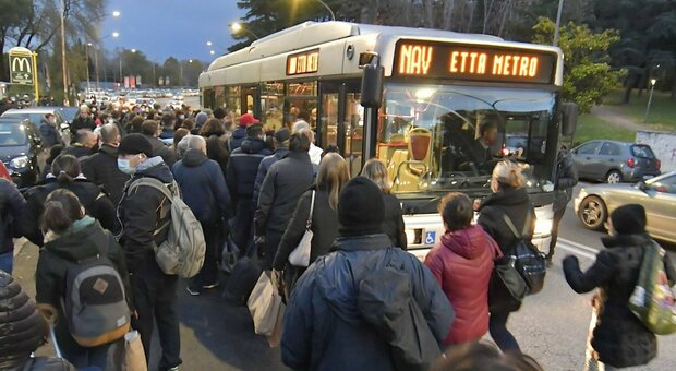 Roma-Lido chiusa, è caos: sugli autobus resse e malori