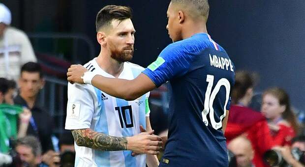 Messi e Mbappé durante l'ultimo faccia a faccia in nazionale