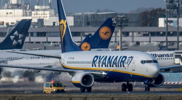 Ryanair, il governo mette un tetto ai prezzi dei voli per le isole e la compagnia taglia le rotte: «Il decreto è illegale»