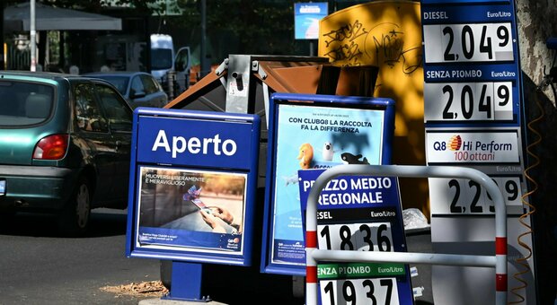 Benzina, Tar del Lazio annulla l'obbligo di esposizione dei prezzi medi. Ministero: «Norma efficace, faremo ricorso»