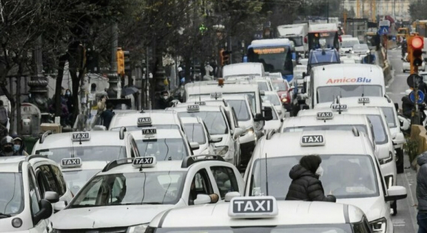 Napoli, autisti abusivi e taxi irregolari: sanzioni al porto e in aeroporto