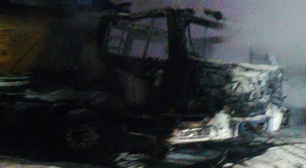 Incendio distrugge 4 camion di un'impresa: indagini in corso