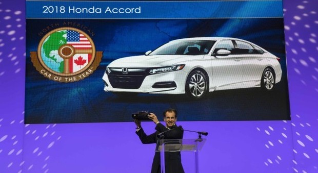 Henio Arcangeli Jr., Vice Presidente Divisione Automobili di Honda American Motor Co ritira il premio