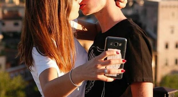 Fidanzati si baciano in strada per fare una foto, multati di 400 euro