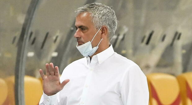 Mourinho carica i tifosi della Roma: «Sto arrivando...». Alle 14 lo sbarco all'aeroporto di Ciampino