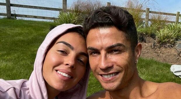 Cristiano Ronaldo in quarantena, sorrisi su Instagram: «Chi lo dice che a Manchester non c'è il sole?»