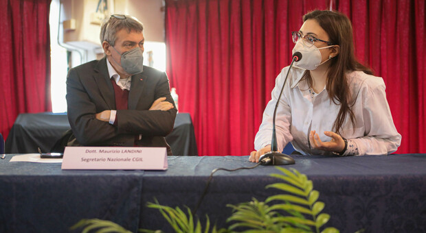 Landini a Napoli tra gli studenti di Ponticelli: «La sicurezza non è un costo ma un investimento»