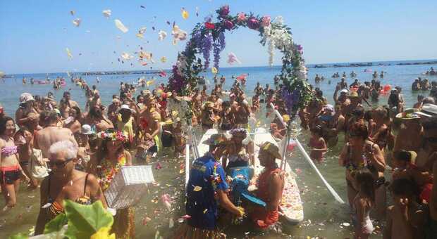 Tuffi, balli, musica e petali di fiori ad accogliere lo sbarco della Sirena