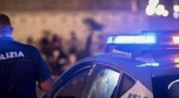 Napoli, controlli della polizia: oltre 100 persone identificate