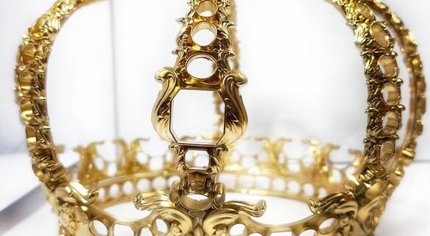 La copia della corona di Carlo di Borbone