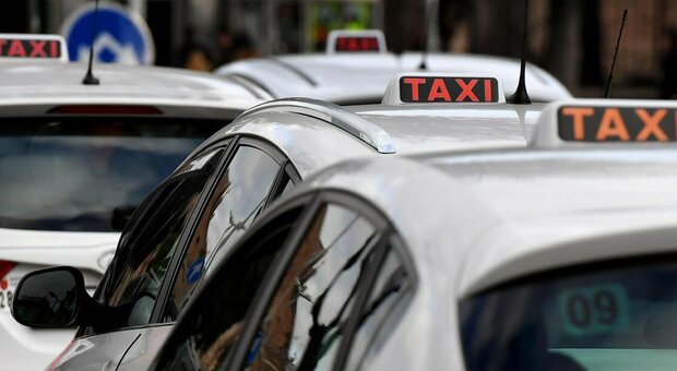 Taxi abusivi, controlli e sanzioni all’aeroporto di Capodichino a Napoli