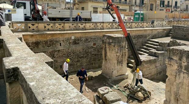 Lecce, restauro dell'Anfiteatro in Piazza Sant'Oronzo: iniziata la rimozione dei blocchi