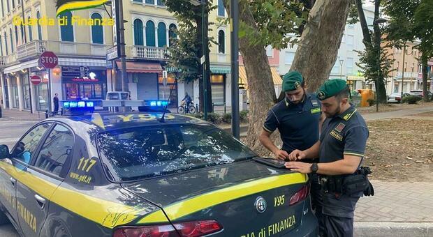 Maxi operazione della Guardia di Finanza in via Piave: un arresto per spaccio e 50mila euro di multa a ristoranti e bar con lavoratori in nero