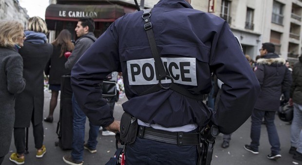 Parigi, rapinatore con 7 persone asserragliato in un'agenzia di viaggi