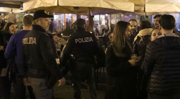 Napoli, aggrediti e accoltellati ai baretti di Chiaia: due 21enni in carcere per tentato omicidio