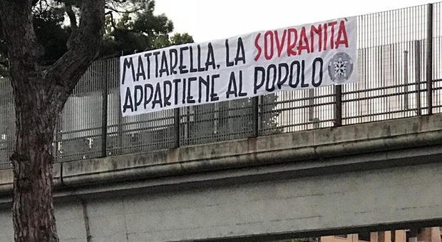 Roma, Mattarella alla festa della Polizia a Ostia: striscione di Casapound contro il Presidente