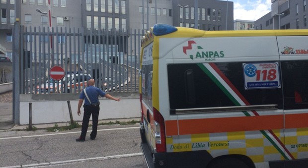 L'arrivo dell'ambulanza alla caserma della Montagnola