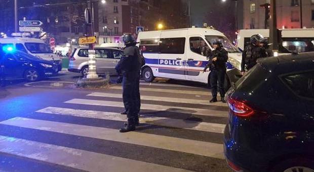 Terrore a Parigi, liberati gli ostaggi dell’agenzia di viaggi: caccia al rapinatore