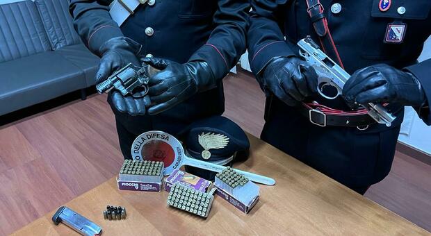 Picchia la nuora e i carabinieri trovano una pistola clandestina: arrestato