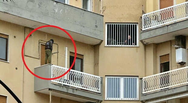 Ragazzo sul balcone, follia finita dopo 44 ore: ora è in ospedale. Ai poliziotti ha detto: «Ditemi cosa devo fare»