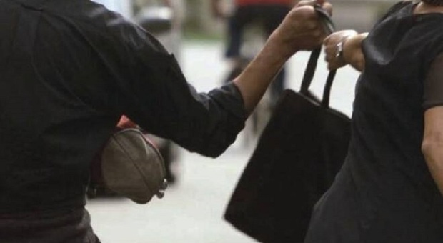 Ruba una borsetta e tenta di scappare: arrestato 43enne di Caivano