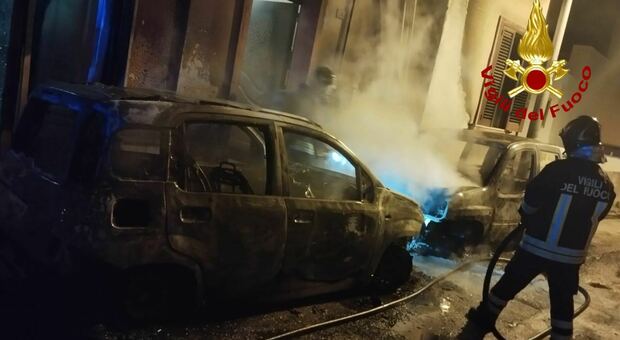 Salento, nuovo incendio: in fiamme due auto. Danneggiati gli infissi dei fabbricati