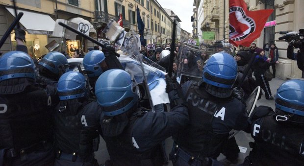Pisa, proteste contro Salvini: scontri tra antagonisti e polizia, sei fermati