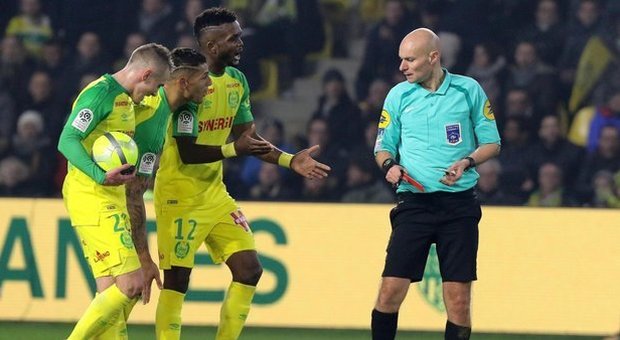 Sgambettò un giocatore del Nantes, Chapron nominato miglior arbitro francese