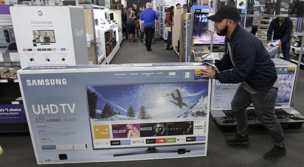 Un ragazzo che approfitta del Black friday 2017 per comprare un televisore
