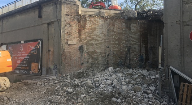 Pesaro, abbattuto il cavalcavia danneggiato: Statale Aadriatica chiusa un mese