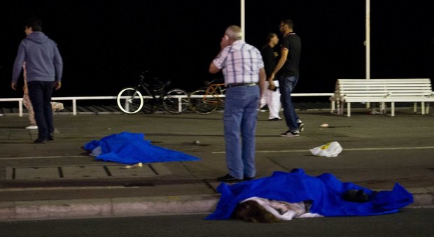 Strage a Nizza, cadaveri ancora in strada: Promenade interdetta, Scientifica al lavoro per identificarli