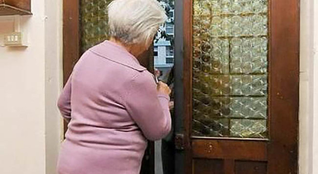 Roma, badante ruba oro e contanti ad anziana: arrestata