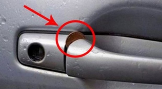 C'è una monetina incastrata nella maniglia della tua auto? Stai attento. Ecco perché