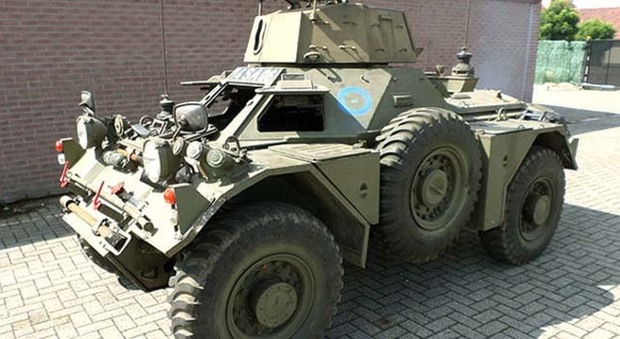 Un mezzo (militare) blindato da quasi 3 tonnellate, il Daimler Ferret Scoutcar