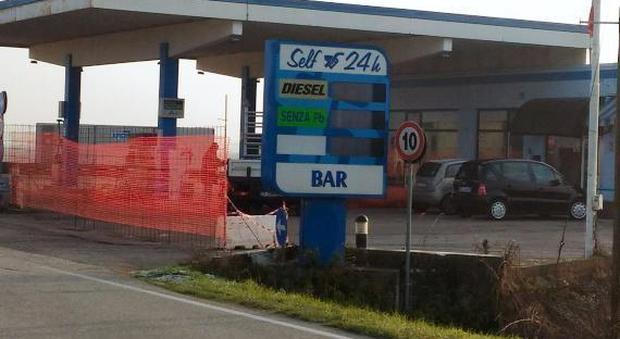 Il distributore di benzina è chiuso e il bar resta senza lavoro: proteste