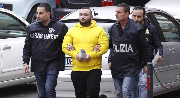 Bimba ferita a Napoli, i fratelli killer buttarono via il cellulare dopo l'agguato